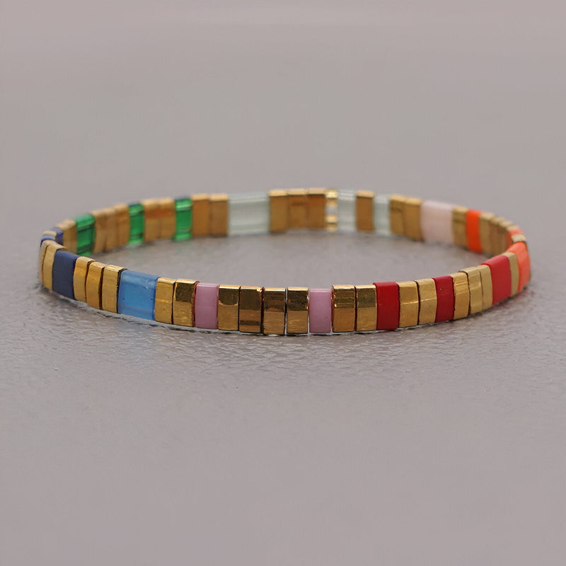 Bracelet pour femme en perles carrées multicolores avec fermoir doré, modèle Madoka.
