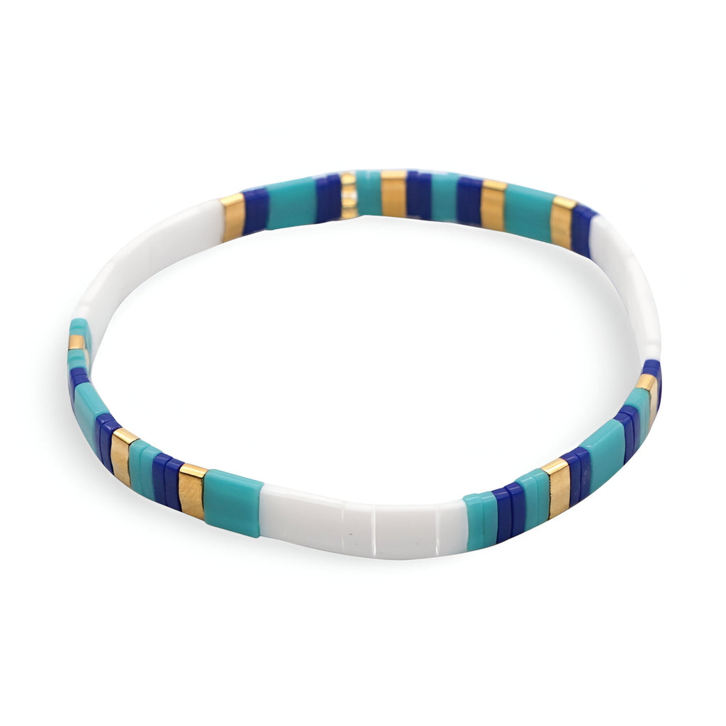 Bracelet en perles plates bleu, blanc et or, design minimaliste et élégant pour femme.