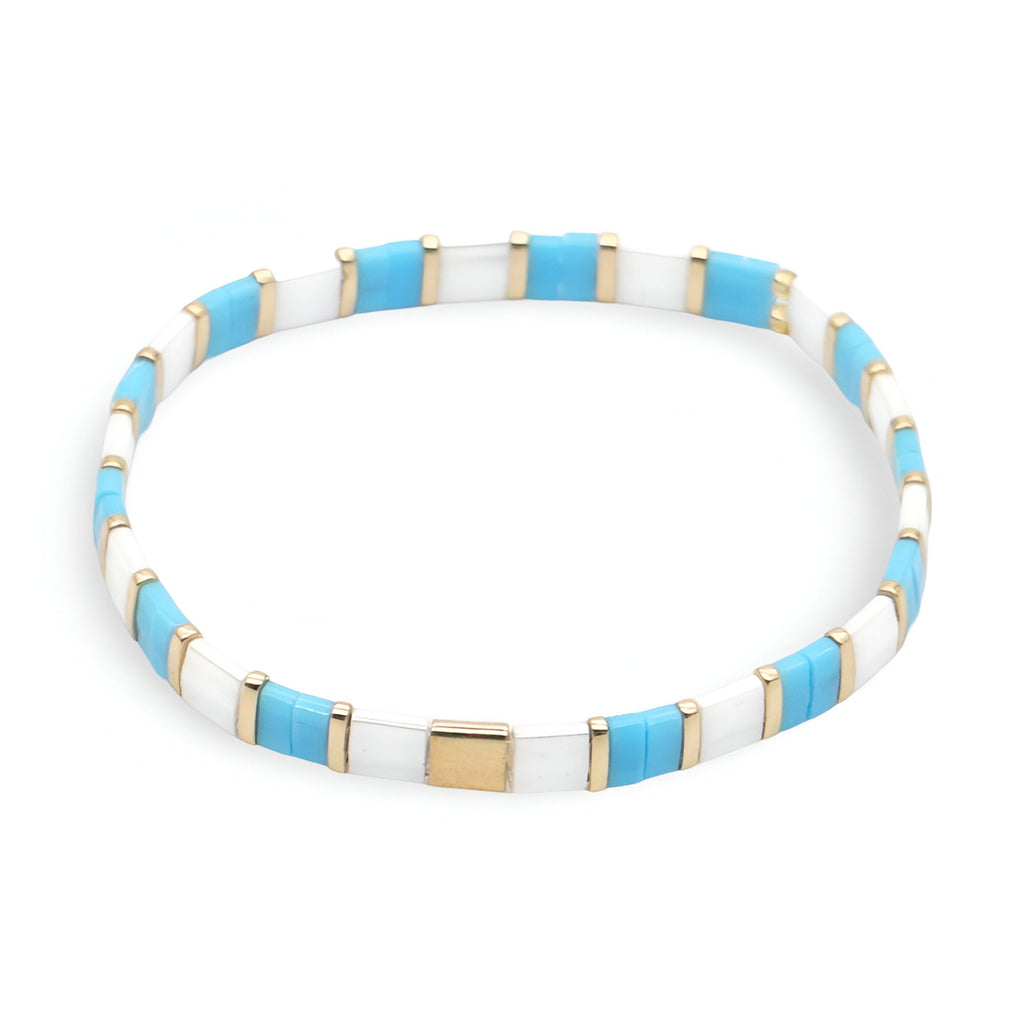 Bracelet femme perles rectangulaires bleu et blanc avec pièce centrale dorée.