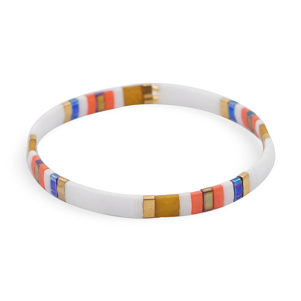 Bracelet fin en perles multicolores rondes avec segments blanc, rouge, bleu et or, modèle Misaki.