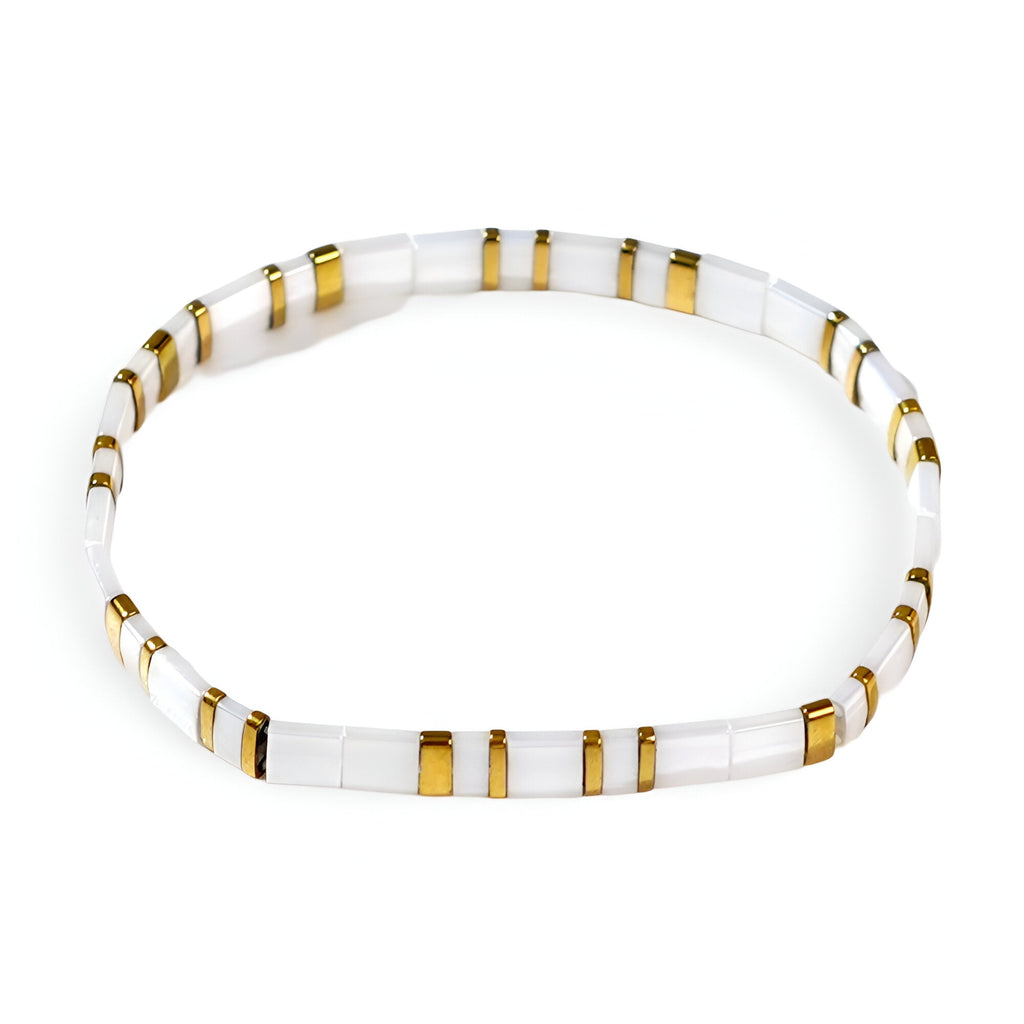 Bracelet femme perles blanches et dorées style japonais modèle Nanami élégante et minimaliste.