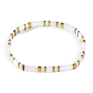 Bracelet femme perles blanches et dorées style japonais modèle Nanami élégante et minimaliste.