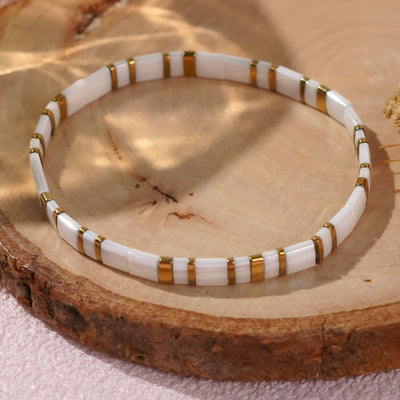Bracelet femme perles blanches rectangulaires avec anneaux dorés, style minimaliste japonais.