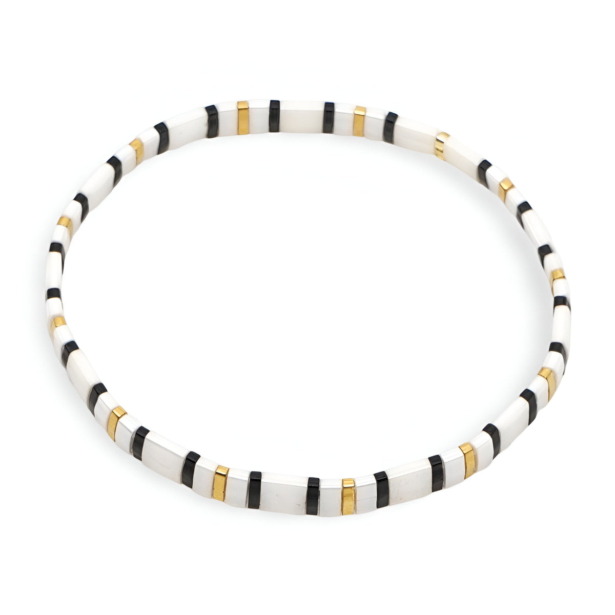 Bracelet fin en perles blanches, noires et dorées, motif rayé élégant, modèle Natsuki.