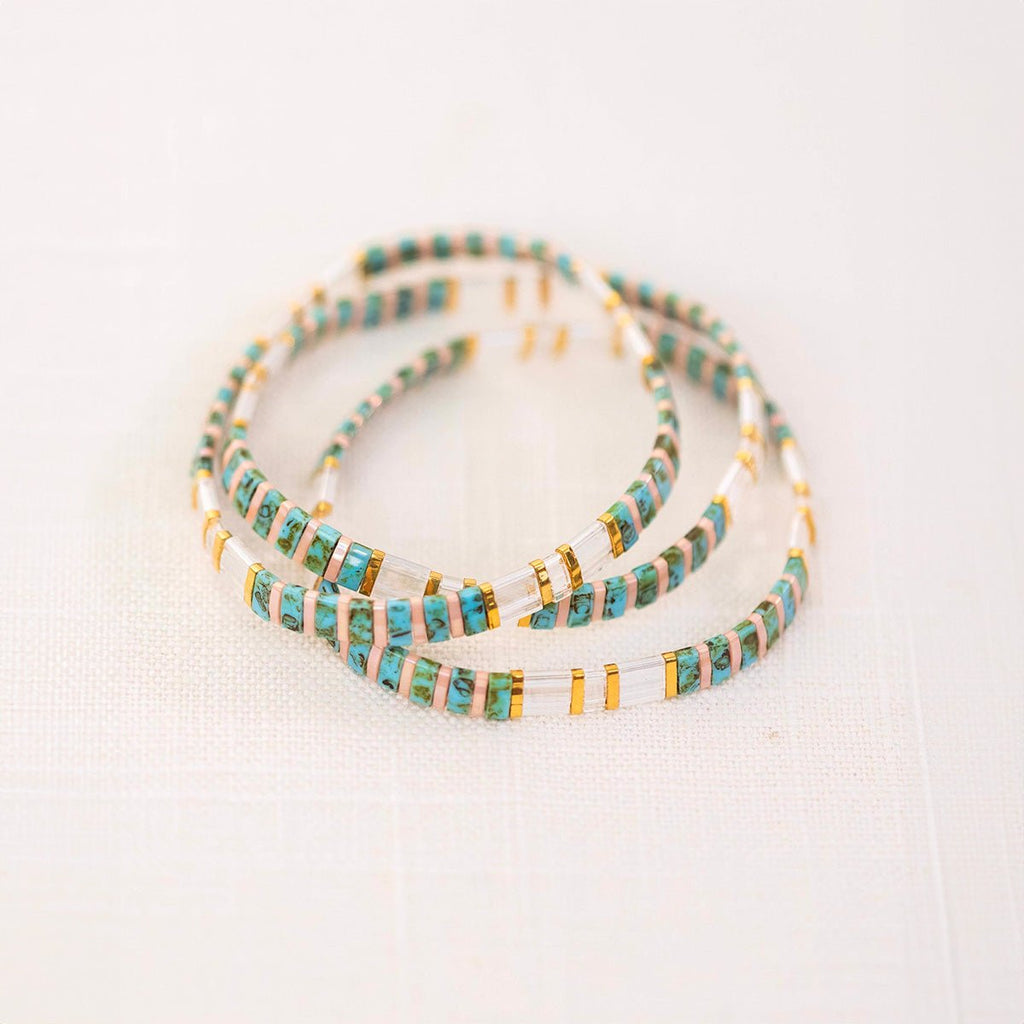 Bracelet en perles japonaises bleu et transparent avec accents dorés, style Neyali pour femme.