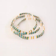 Bracelet en perles japonaises bleu et transparent avec accents dorés, style Neyali pour femme.