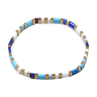 Bracelet fin en perles japonaises plates bleu clair, bleu foncé, blanc et or, style Okawo.