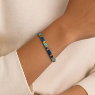 Bracelet pour femme en perles japonaises bleu et doré style carré, modèle Rika.