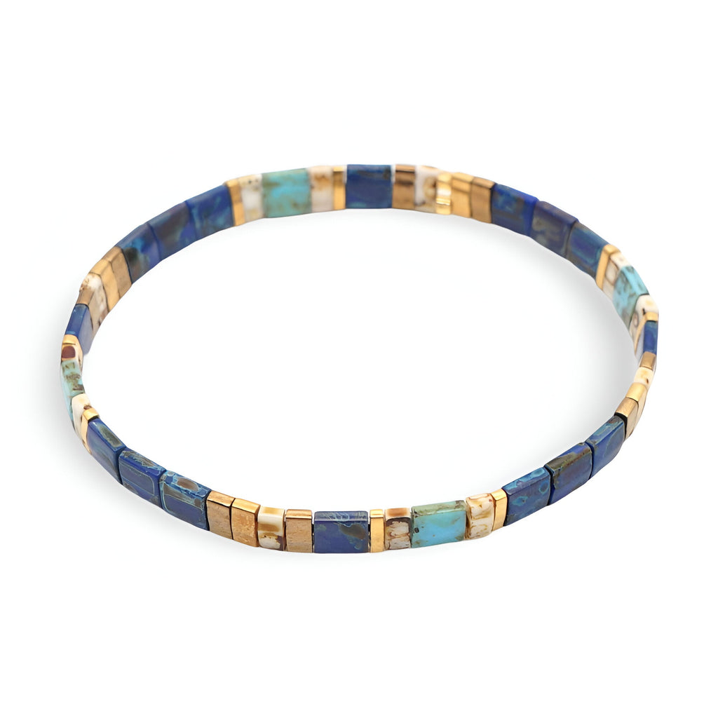 Bracelet femme en perles carrées bleu, turquoise et doré, modèle Rika, design élégant et minimaliste.