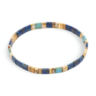 Bracelet femme en perles carrées bleu, turquoise et doré, modèle Rika, design élégant et minimaliste.