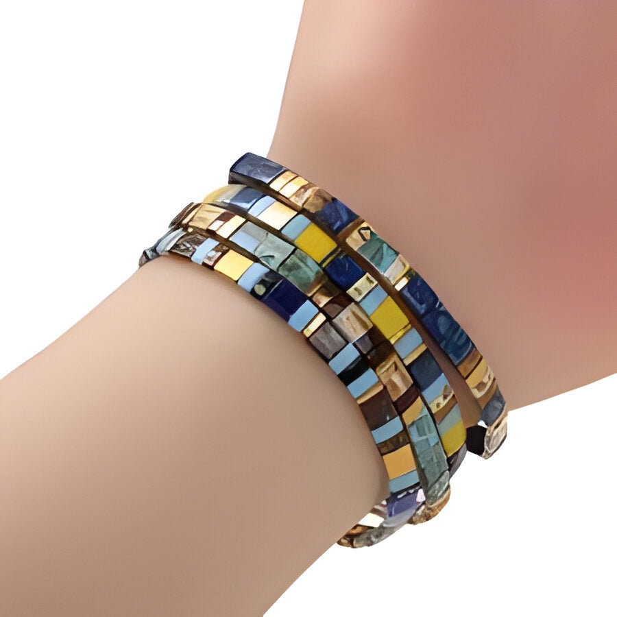 Bracelet multi-rangs en perles du Japon bleu, doré et marron, style bohème chic pour femme.