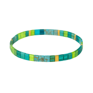 Bracelet fin en perles carrées vertes et bleues avec motifs dorés délicats.