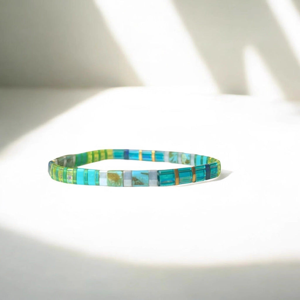 Bracelet fin en perles carrées vertes et bleues avec éclats dorés, modèle Satomi.