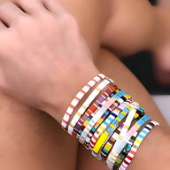 Bracelets en perles multicolores avec motifs géométriques, style moderne et coloré pour femme.