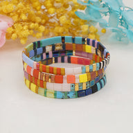 Bracelet femme multi-rangs en perles rectangulaires colorées style Japonais motif géométrique.