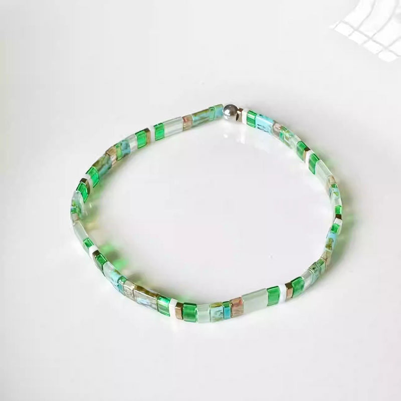 Bracelet femme perles vertes et blanches en verre avec fermoir argenté.
