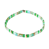 Bracelet pour femme en perles japonaises vertes, blanches et turquoise avec fermoir métallique doré.