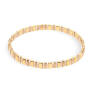 Bracelet pour femme en perles japonaises jaune or avec détails rectangulaires lisses.