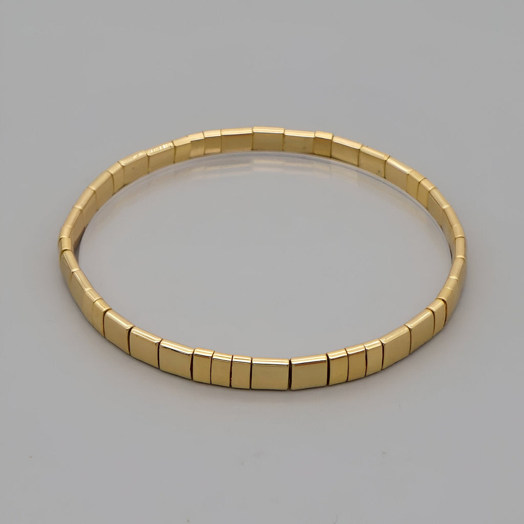 Bracelet femme or en perles carrées métalliques dorées modèle Suzuka simple et élégant.