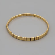 Bracelet femme or en perles carrées métalliques dorées modèle Suzuka simple et élégant.