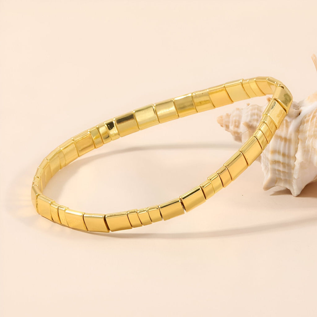 Bracelet femme en perles carrées dorées style Suzuka, finition brillante élégante.