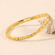 Bracelet femme en perles carrées dorées style Suzuka, finition brillante élégante.