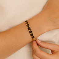 Bracelet femme en perles marron et dorées, style minimaliste et élégant, modèle Tatoa.