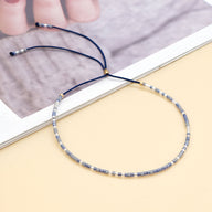 Bracelet Tsunada en perles japonaises argentées avec fil bleu réglable.