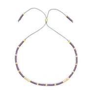 Bracelet Tsunada pour femme en perles japonaises violettes et dorées réglable par cordon gris.