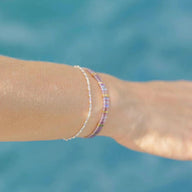 Bracelet femme perles japonaises rose et blanc fines délicates sur poignet.