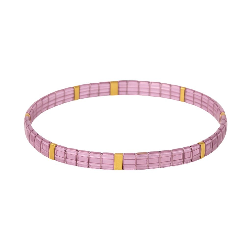 Bracelet femme en perles japonaises roses avec sections dorées fines et design minimaliste.