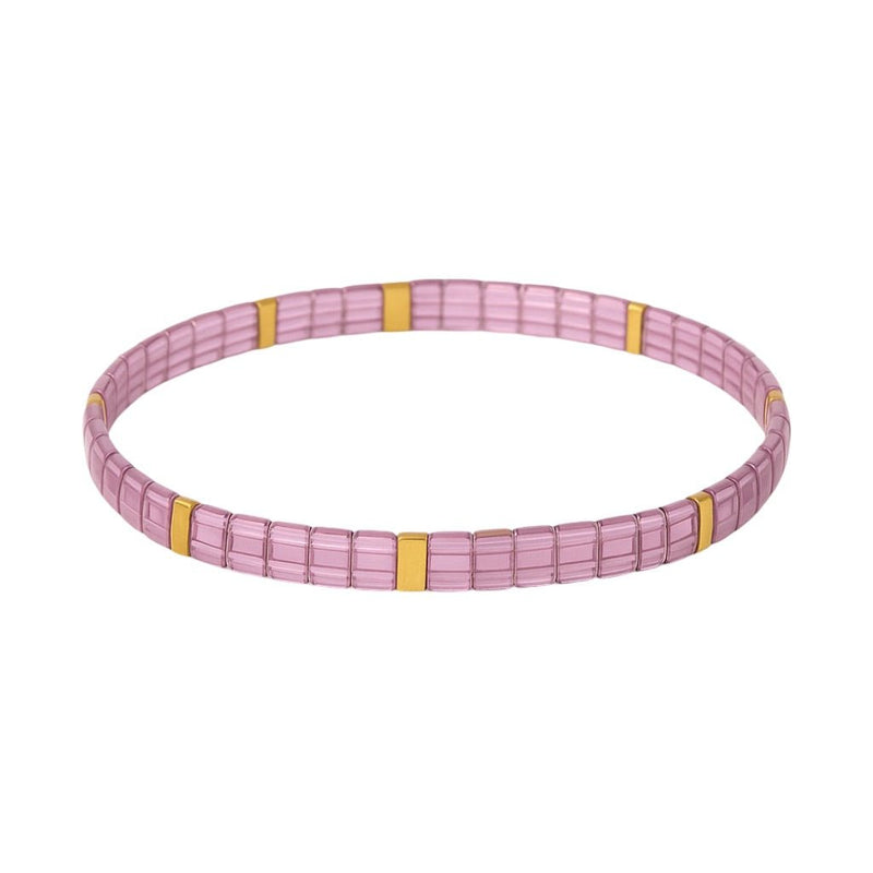 Bracelet femme en perles japonaises roses avec sections dorées fines et design minimaliste.