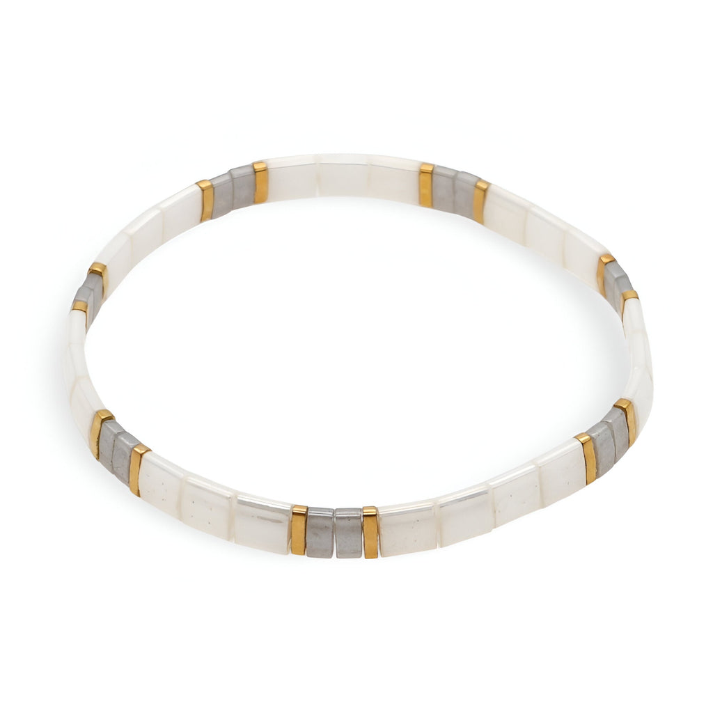 Bracelet femme en perles japonaises blanches avec accents dorés et gris, modèle Yoko.