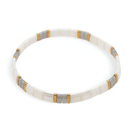 Bracelet femme en perles japonaises blanches avec accents dorés et gris, modèle Yoko.