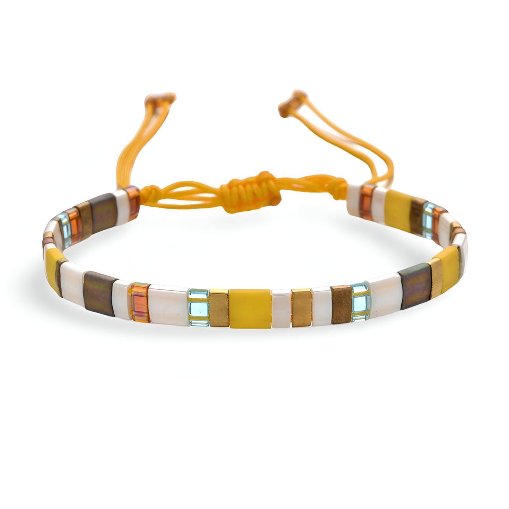 Bracelet réglable en perles carrées jaunes, marron et turquoise sur cordon jaune.