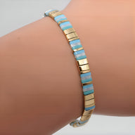 Bracelet femme en perles rectangles bleu clair et dorées style Japonais, modèle Yukari.