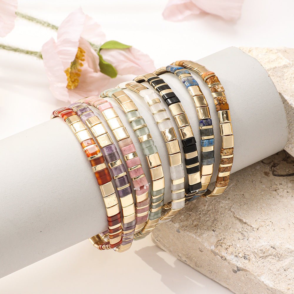 Bracelets souples multicolores en perles japonaises carrées nacrées et dorées, style délicat et lumineux.