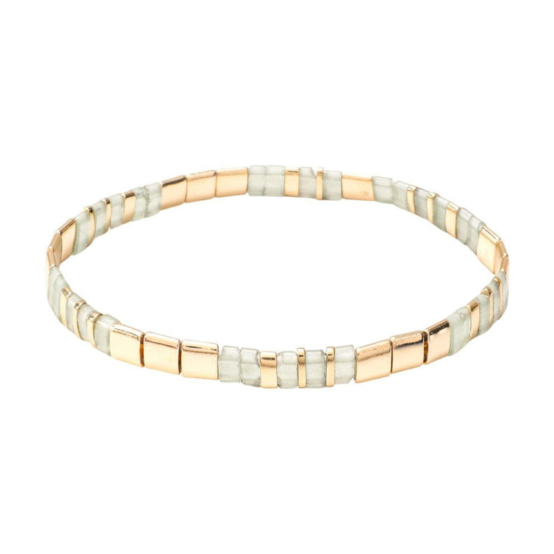 Bracelet souple à enfiler en perles japonaises blanches et dorées, style raffiné et lumineux.