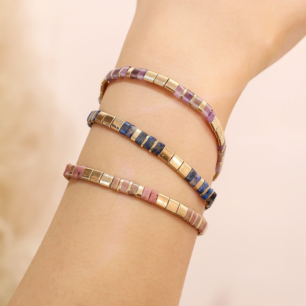 Trois bracelets souples en perles du Japon dorées et multicolores, tons rose, bleu et beige, effet lumineux.