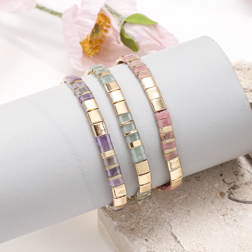 Bracelet souple à enfiler en perles japonaises multicolores avec segments dorés, effet lumineux, modèle Wakana, couleurs.