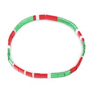 Bracelet fin en perles tubulaires rouges, vertes et blanches style Noël.