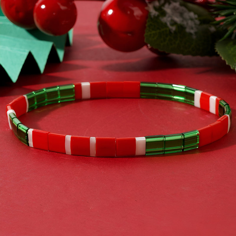 Bracelet fin en perles japonaises rouges, blanches et vertes, style Noël, modèle Santana.