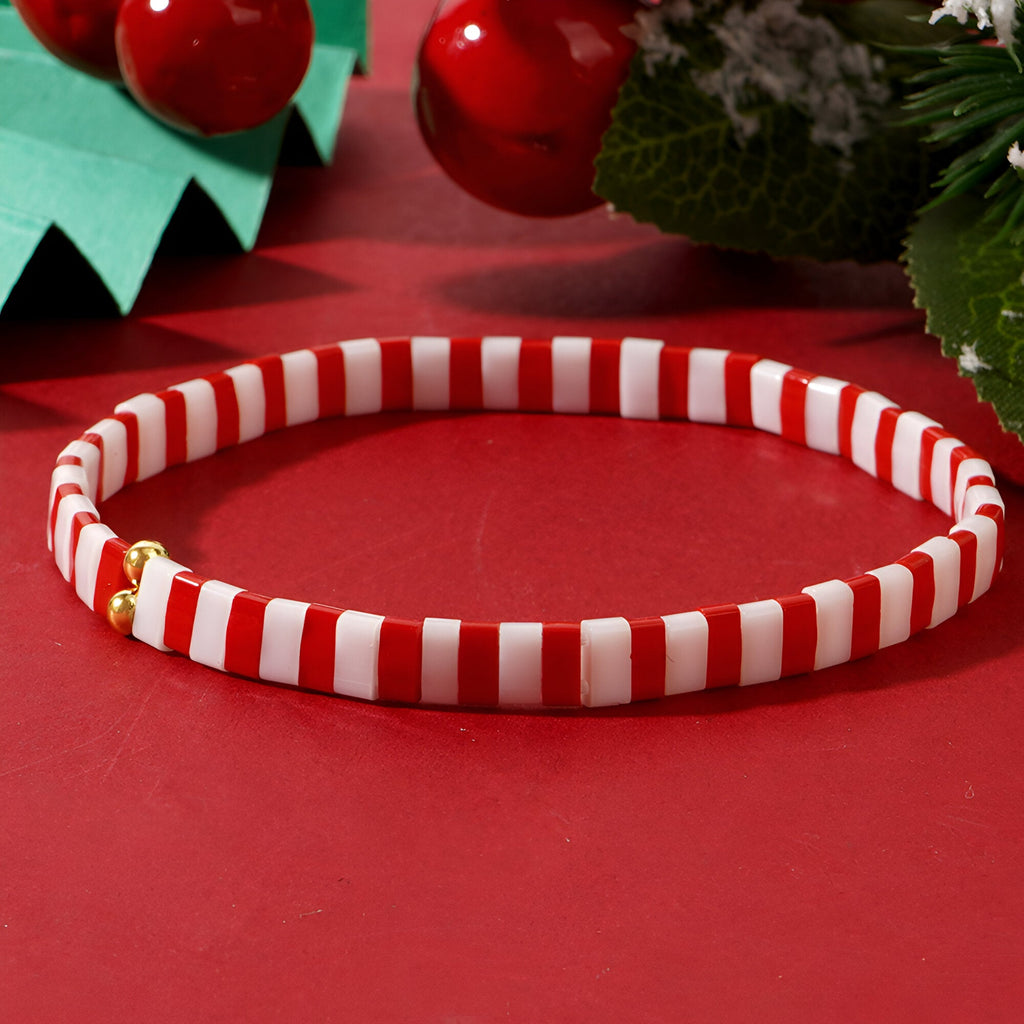 Bracelet fin en perles japonaises blanches et rouges à rayures, style Noël pour femme.