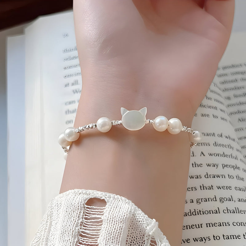 Bracelet femme en perles blanches avec pendentif tête de chat en argent sterling.
