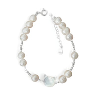 Bracelet femme perles blanches naturelles avec tête de chat en argent sterling et chaîne ajustable.