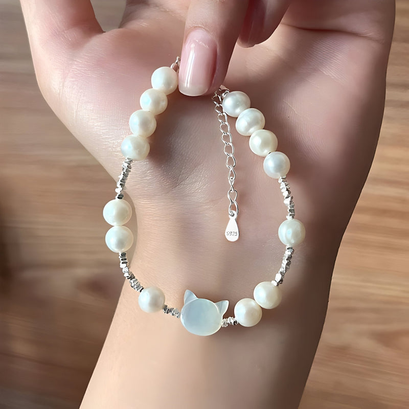 Bracelet femme perles blanches avec tête de chat en argent sterling et chaînette réglable.