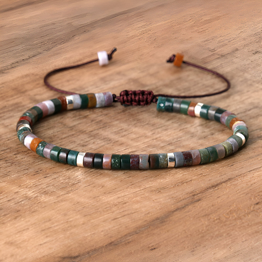 Bracelet mixte perles heishi en agate indienne multicolore avec fermoir ajustable en cordon marron.