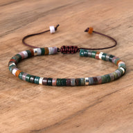 Bracelet mixte perles heishi en agate indienne multicolore avec fermoir ajustable en cordon marron.
