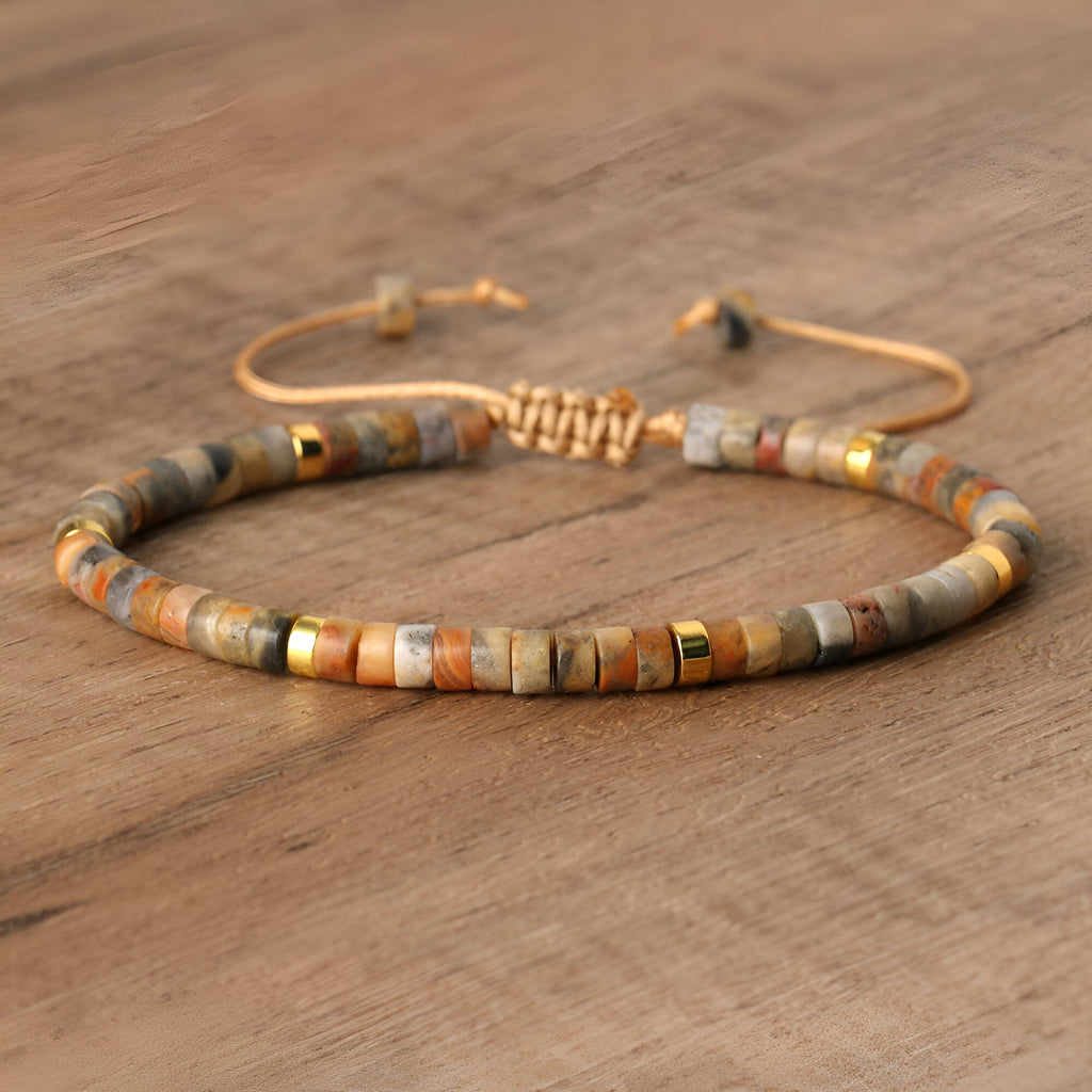 Bracelet mixte en perles heishi en agate multicolore avec détails dorés et lien réglable en corde beige.