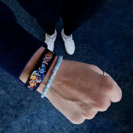 Bracelet mixte en perles heishi bleu aigue-marine avec fermoir ajustable.